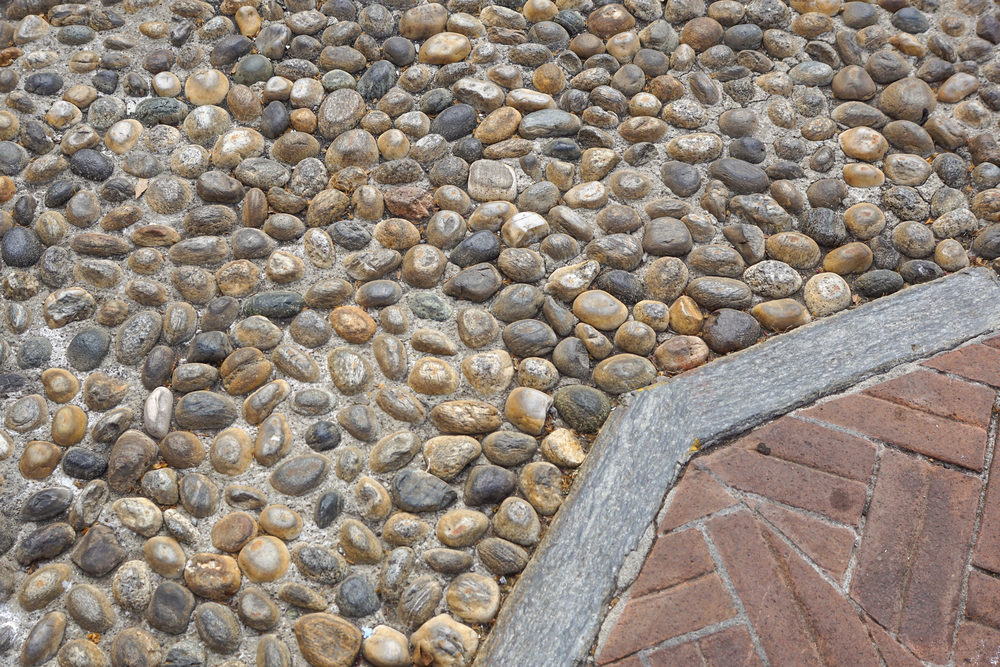 Kamenný koberec na chodníku